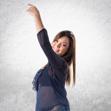 Genç kız izole arka plan üzerinde dans