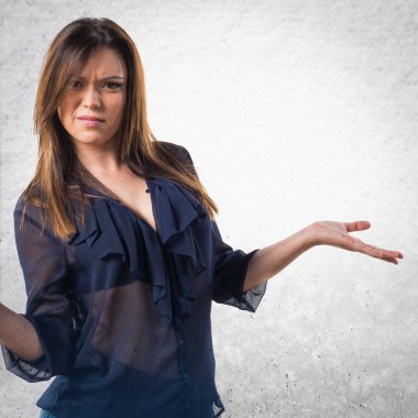 Genç kız önemsiz jest yapma