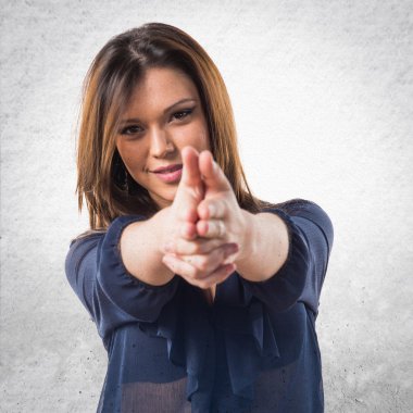 Genç kız silahı jest yapma