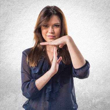 Genç kız zaman öldürüyor.