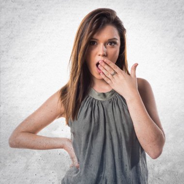 genç kız sürpriz jest yapıyor