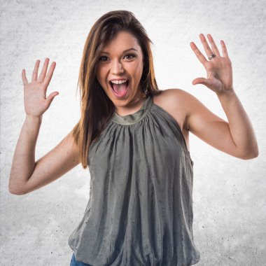 genç kız sürpriz jest yapıyor