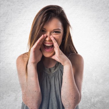 Genç kız izole arka plan üzerinde dans