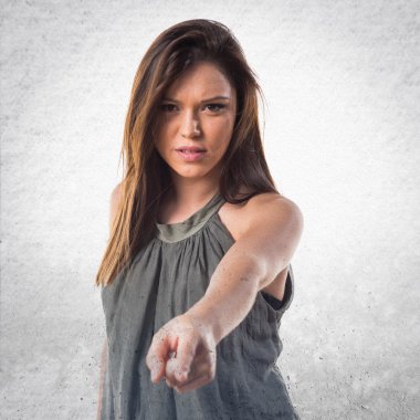 Genç kız izole arka plan üzerinde dans