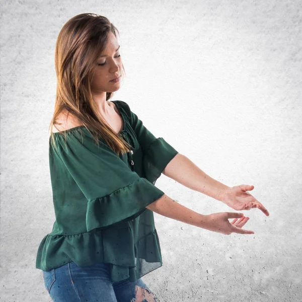 Jong meisje dansen op geïsoleerde achtergrond — Stockfoto