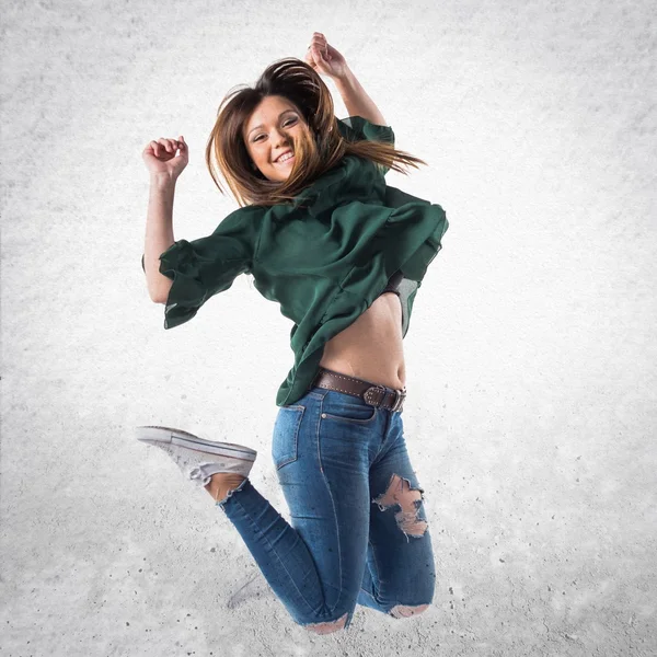 Chica joven bailando sobre fondo aislado — Foto de Stock