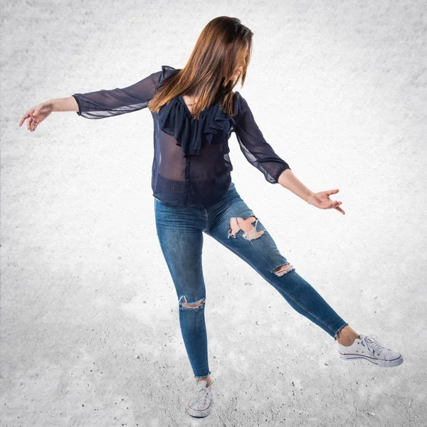 Chica joven bailando sobre fondo aislado —  Fotos de Stock