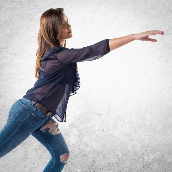 Chica joven bailando sobre fondo aislado — Foto de Stock