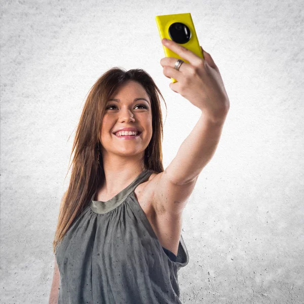 Giovane ragazza fare un selfie — Foto Stock