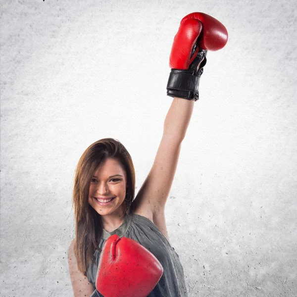 Молодая девушка в боксёрских перчатках — стоковое фото
