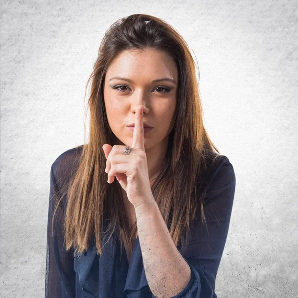 Chica joven haciendo gesto de silencio — Foto de Stock