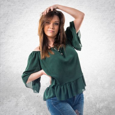 Genç kız izole arka plan üzerinde dans