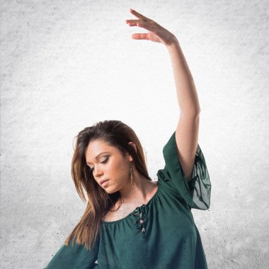 Genç kız izole arka plan üzerinde dans