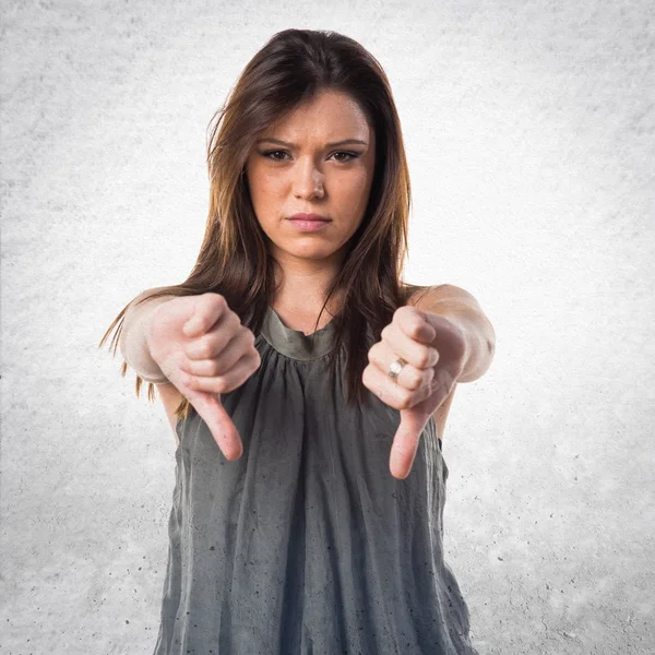 Jeune fille faisant mauvais signal — Photo