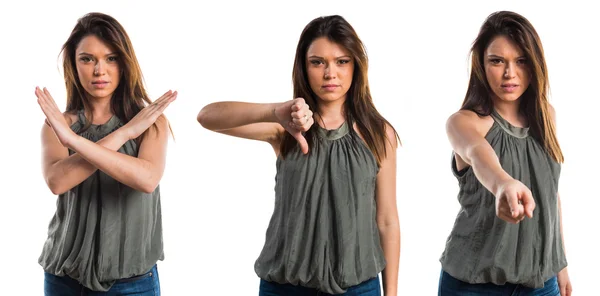 Chica joven haciendo mala señal — Foto de Stock