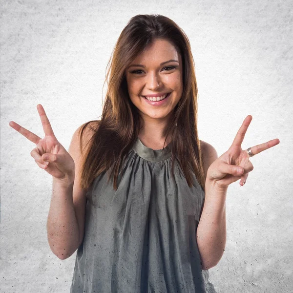 Young girl doing victory gesture — Stock Photo, Image