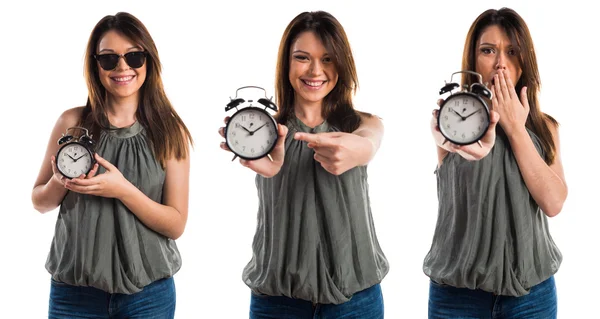 Chica joven sosteniendo reloj vintage — Foto de Stock