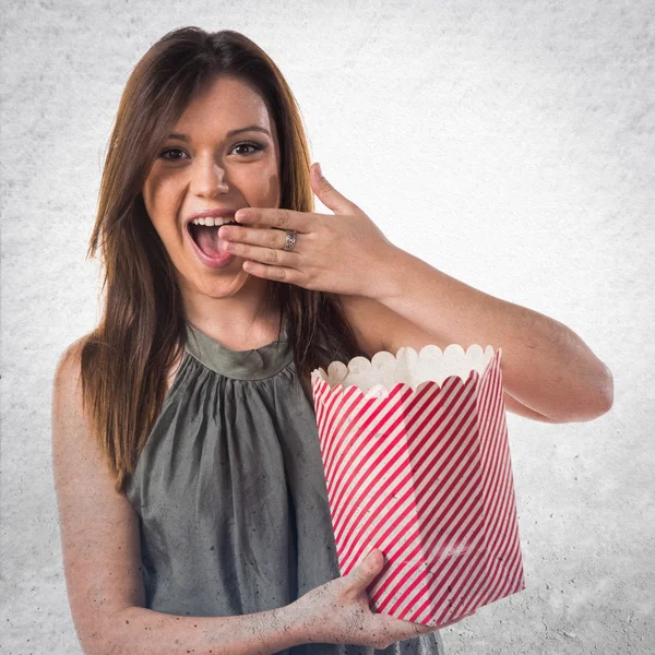 Jeune fille brune avec des popcorns — Photo