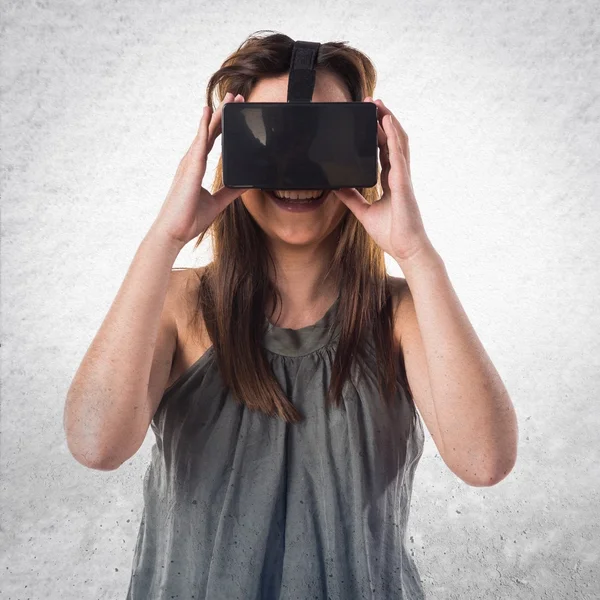 Chica joven usando gafas VR — Foto de Stock