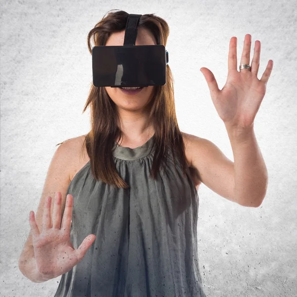 Menina usando óculos VR — Fotografia de Stock