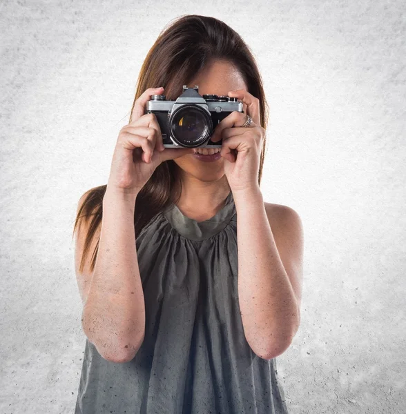 Chica joven sosteniendo una cámara — Foto de Stock