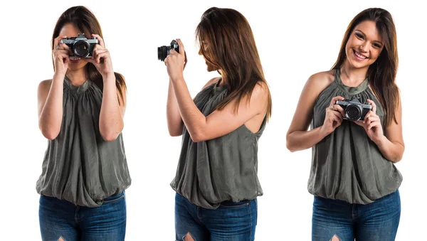 Mladá dívka držící fotoaparát — Stock fotografie