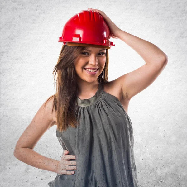 年轻工人戴着红色帽子的女人 — 图库照片