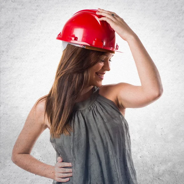 Junge Arbeiterfrau mit rotem Hut — Stockfoto