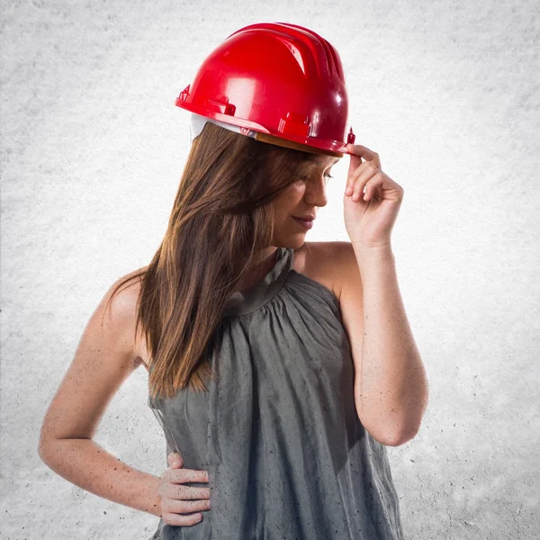 Jovem operária com chapéu vermelho — Fotografia de Stock