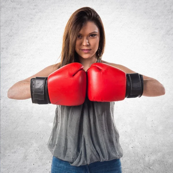 Mladá dívka s Boxerské rukavice — Stock fotografie
