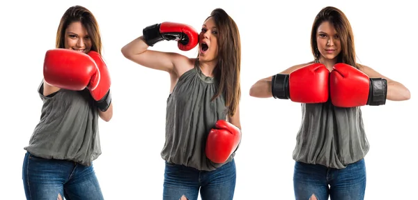 Giovane ragazza con i guanti da boxe — Foto Stock