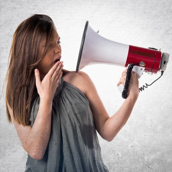 Jeune fille crier par mégaphone — Photo