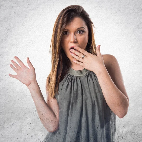 Chica joven haciendo gesto sorpresa — Foto de Stock