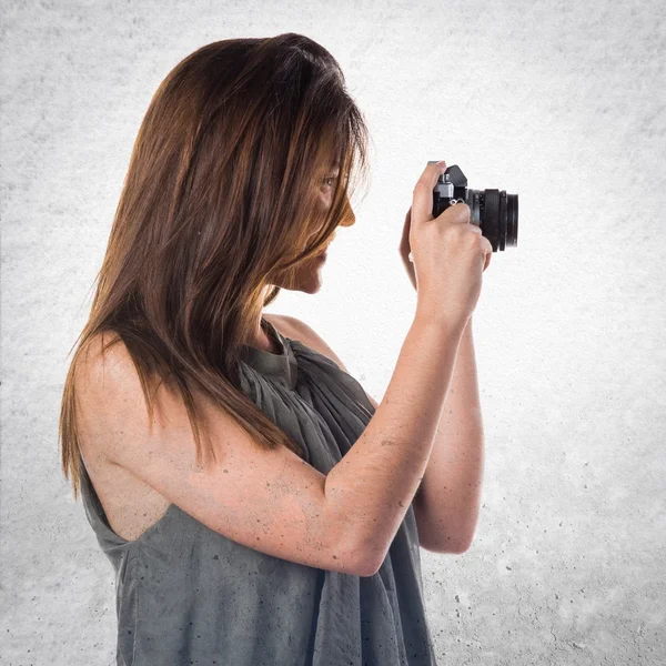 Ung flicka som innehar en kamera — Stockfoto