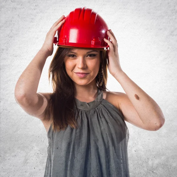 Молодая работница в красной шляпе — стоковое фото