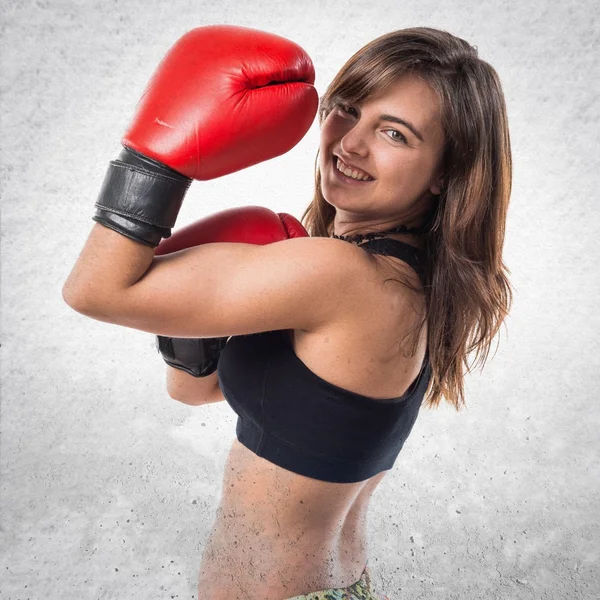 Chica joven con guantes de boxeo —  Fotos de Stock