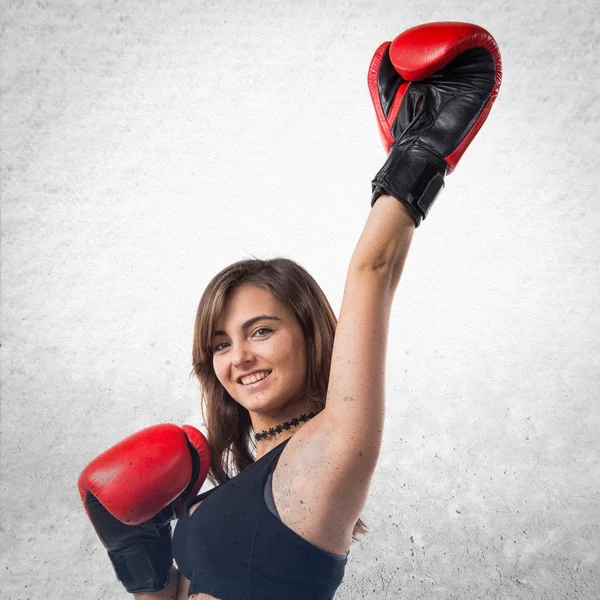 Giovane ragazza con i guanti da boxe — Foto Stock