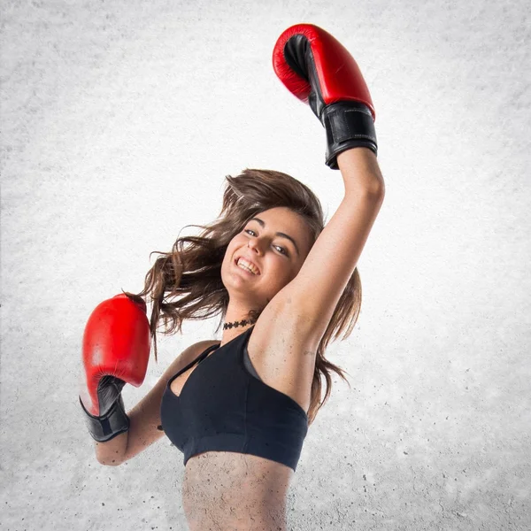 Giovane ragazza con i guanti da boxe — Foto Stock