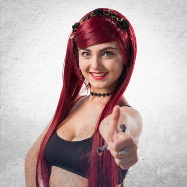 Başparmak ile genç Kızıl saçlı kız