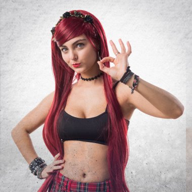 Ok işareti yaparak genç Kızıl saçlı kız