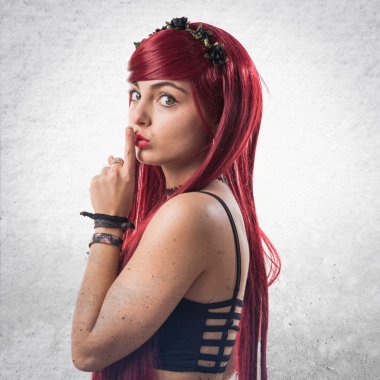 Sessizlik jest yapma genç Kızıl saçlı kız