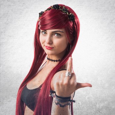 Boynuz jest yapma genç Kızıl saçlı kız