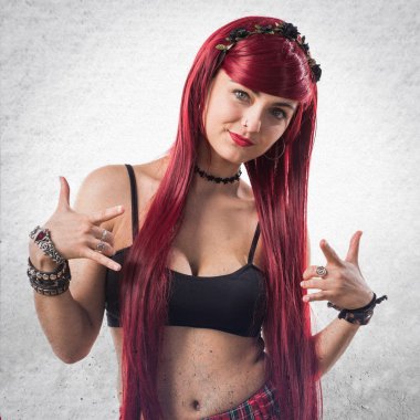 Boynuz jest yapma genç Kızıl saçlı kız