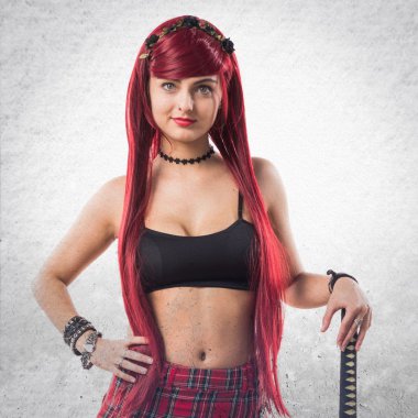 Katana ile genç Kızıl saçlı kız