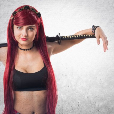 Katana ile genç Kızıl saçlı kız