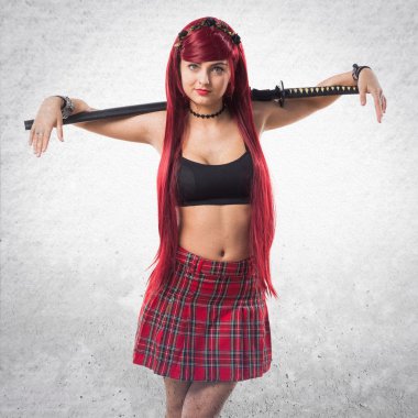 Katana ile genç Kızıl saçlı kız