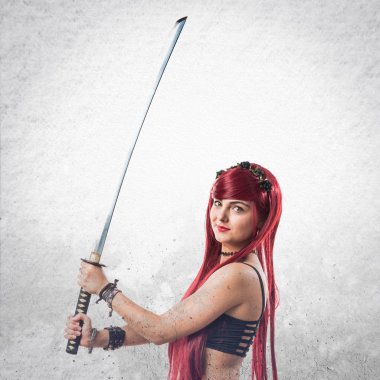 Katana ile genç Kızıl saçlı kız