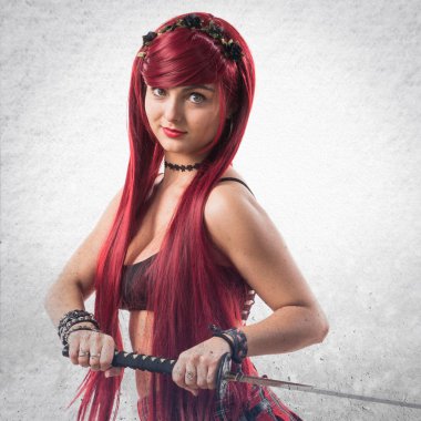 Katana ile genç Kızıl saçlı kız