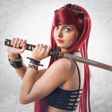 Katana ile genç Kızıl saçlı kız