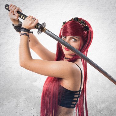 Katana ile genç Kızıl saçlı kız